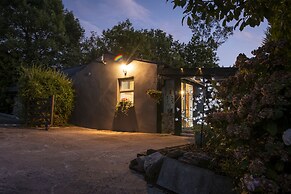 Newly Renovated, Stylish Self-catering Apartment