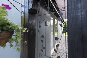 Newly Renovated, Stylish Self-catering Apartment