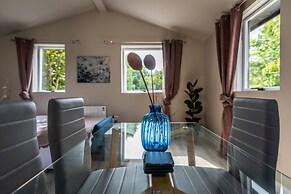 Newly Renovated, Stylish Self-catering Apartment