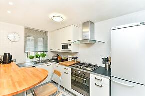 Modern 4 Bedroom Terraced House by the Thames!