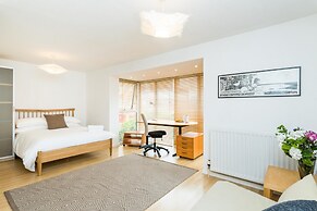 Modern 4 Bedroom Terraced House by the Thames!