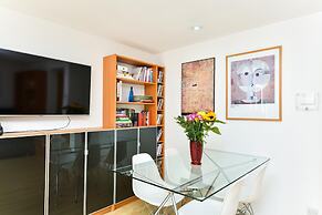 Modern 4 Bedroom Terraced House by the Thames!
