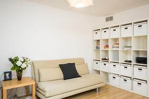 Modern 4 Bedroom Terraced House by the Thames!