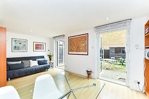 Modern 4 Bedroom Terraced House by the Thames!