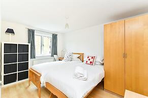 Modern 4 Bedroom Terraced House by the Thames!