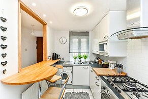 Modern 4 Bedroom Terraced House by the Thames!
