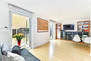 Modern 4 Bedroom Terraced House by the Thames!