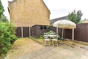 Modern 4 Bedroom Terraced House by the Thames!