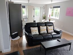 Beautiful and Secluded ,detached Garden Apartment