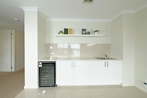 Luxury Waterfront SpaciousHouse Lakeview