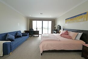 Luxury Waterfront SpaciousHouse Lakeview