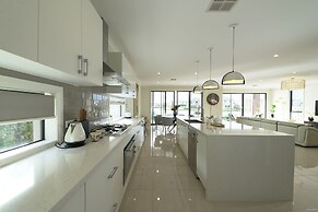 Luxury Waterfront SpaciousHouse Lakeview