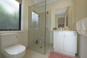 Luxury Waterfront SpaciousHouse Lakeview