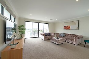 Luxury Waterfront SpaciousHouse Lakeview