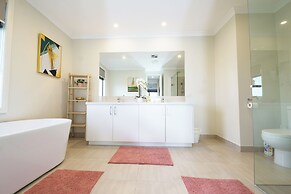 Luxury Waterfront SpaciousHouse Lakeview