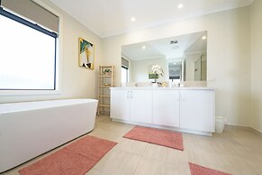 Luxury Waterfront SpaciousHouse Lakeview