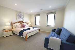 Luxury Waterfront SpaciousHouse Lakeview