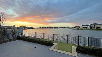Luxury Waterfront SpaciousHouse Lakeview