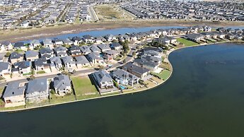 Luxury Waterfront SpaciousHouse Lakeview