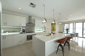 Luxury Waterfront SpaciousHouse Lakeview