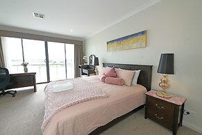 Luxury Waterfront SpaciousHouse Lakeview