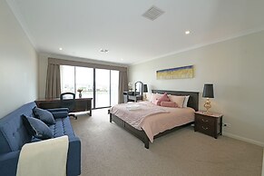 Luxury Waterfront SpaciousHouse Lakeview