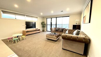 Luxury Waterfront SpaciousHouse Lakeview