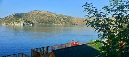 Bungalow With Pier Terrace View in Bozburun