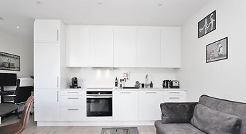 New Downtown Apartment With Free Parking