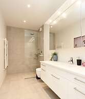 New Downtown Apartment With Free Parking