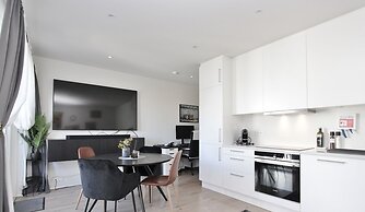 New Downtown Apartment With Free Parking