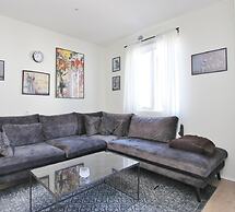 New Downtown Apartment With Free Parking