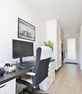 New Downtown Apartment With Free Parking