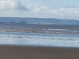 Cozy Coastal Retreat in Brean