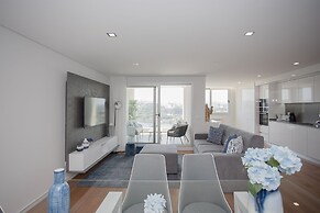 Liiiving - Luxury River View Apartment V