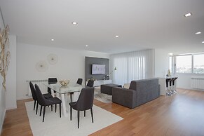 Liiiving -Luxury River View Apartment VI