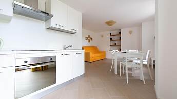 So-l563-tola35c2 - Villa Tola - Giallo