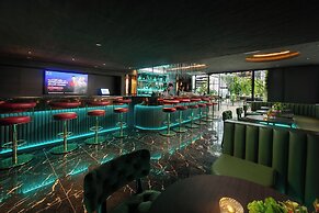 MAY DE VILLE Crown Hotel