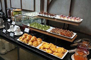 MAY DE VILLE Crown Hotel