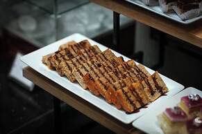 MAY DE VILLE Crown Hotel