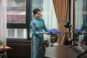 MAY DE VILLE Crown Hotel