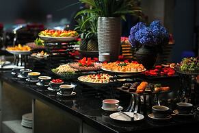 MAY DE VILLE Crown Hotel