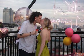 MAY DE VILLE Crown Hotel