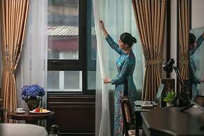 MAY DE VILLE Crown Hotel