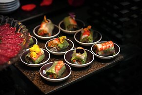 MAY DE VILLE Crown Hotel