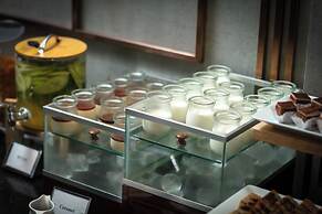 MAY DE VILLE Crown Hotel