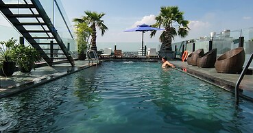 MAY DE VILLE Crown Hotel