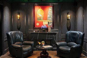 MAY DE VILLE Crown Hotel