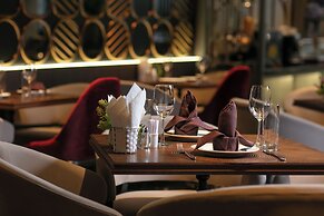 MAY DE VILLE Crown Hotel