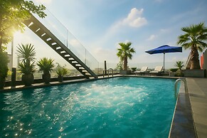 MAY DE VILLE Crown Hotel